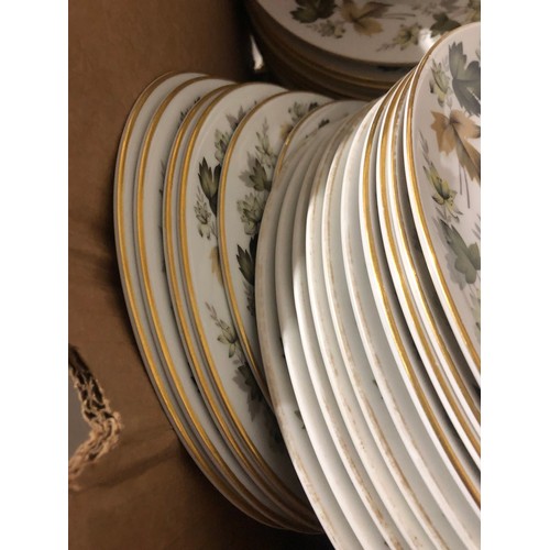 1044 - Royal Doulton Larchmont dinner service including plates and bowls