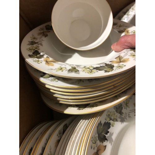 1044 - Royal Doulton Larchmont dinner service including plates and bowls