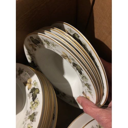 1044 - Royal Doulton Larchmont dinner service including plates and bowls
