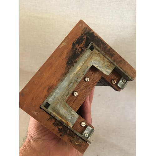 1084 - Toby bitter bar top pump shroud.