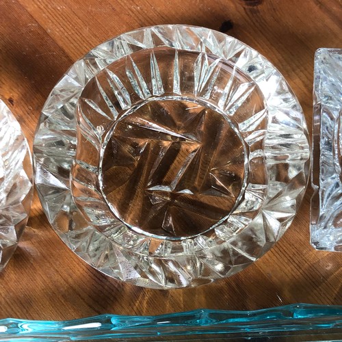 1139 - Art deco pressed glass to include a blue dressing table set.