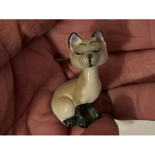 1308 - Miniature china figurines