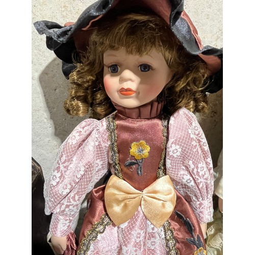 1431 - Porcelain collectors dolls