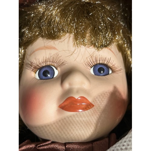 1431 - Porcelain collectors dolls