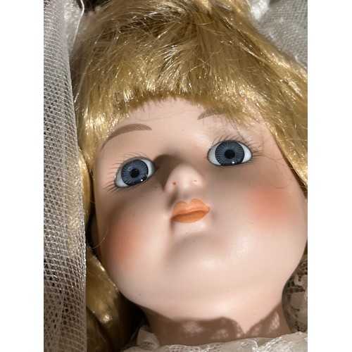 1431 - Porcelain collectors dolls