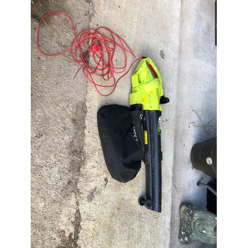 1497 - Leaf blower and vacuum. Powerful mains electric