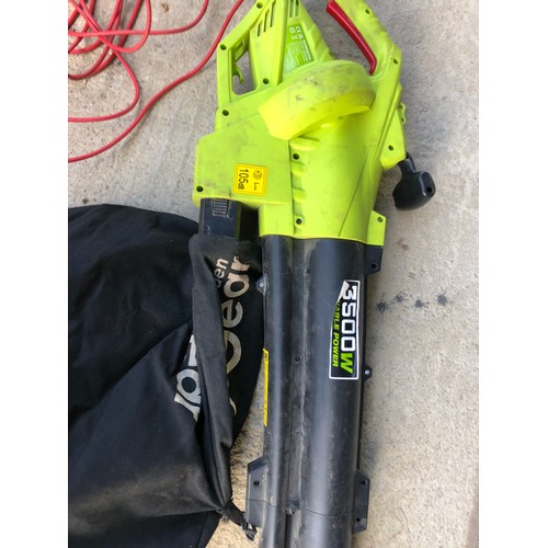 1497 - Leaf blower and vacuum. Powerful mains electric