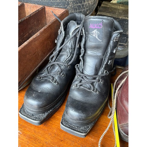 1522 - Vintage Ski boots