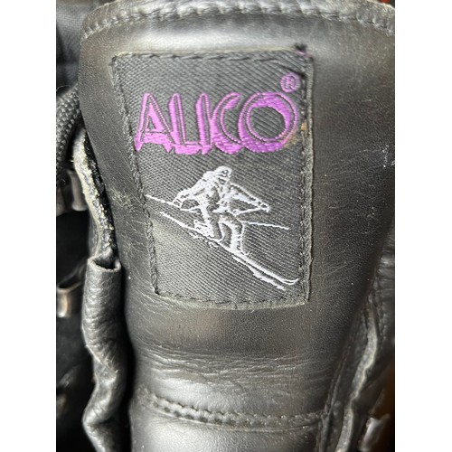 1522 - Vintage Ski boots