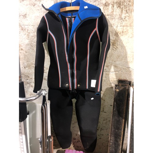 1562 - 2 piece Wet suit. Zip has some damage but still zips up.