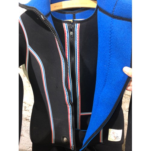 1562 - 2 piece Wet suit. Zip has some damage but still zips up.