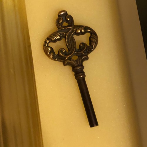 1616 - Hour Lavigne French 4 kg clock with Swiss mechanism and key complete with original box and instructi... 