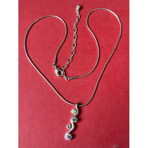 1690 - White metal pendant and chain