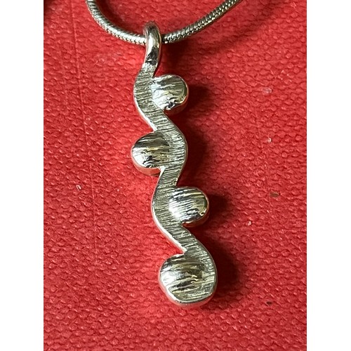 1690 - White metal pendant and chain