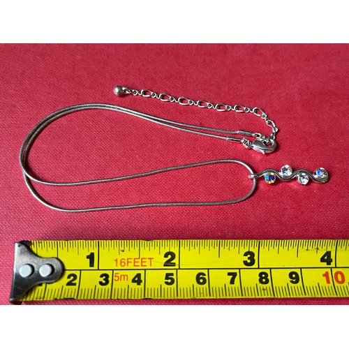 1690 - White metal pendant and chain