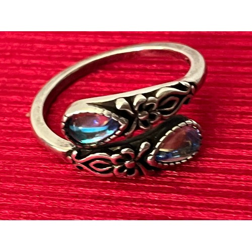 1743 - White metal costume jewellery ring. Marked S925. Size R