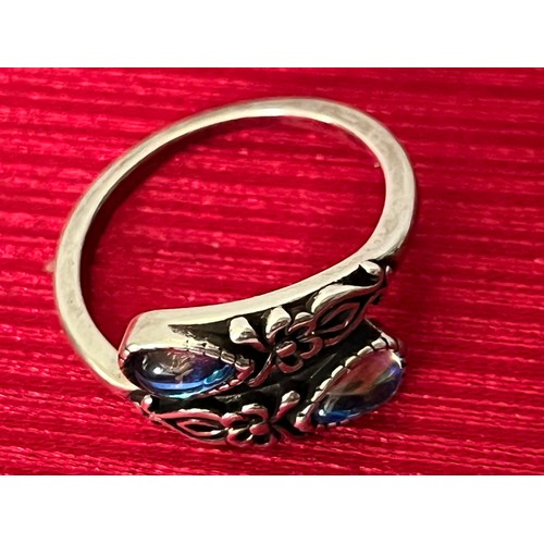 1743 - White metal costume jewellery ring. Marked S925. Size R