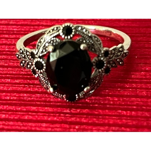 1748 - White metal costume jewellery ring. Size S