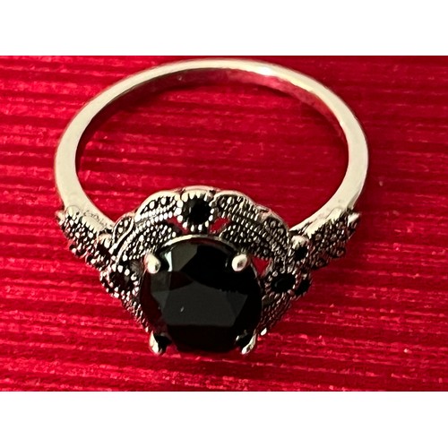 1748 - White metal costume jewellery ring. Size S