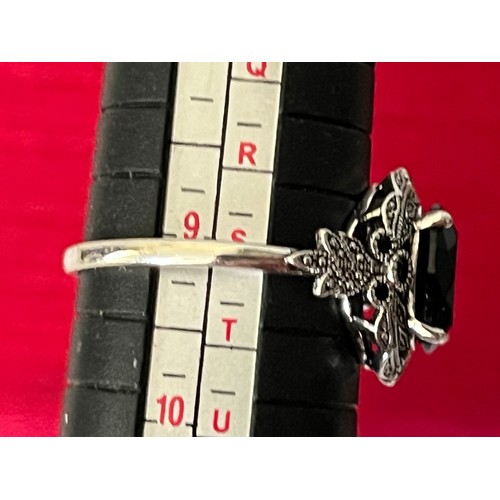 1748 - White metal costume jewellery ring. Size S