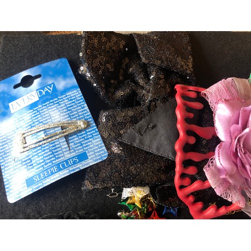 1879 - Costume Jewellery ref.023 - Selection of hair grips etc