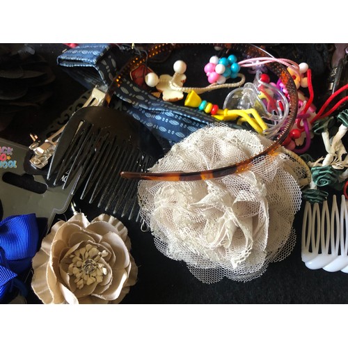 1879 - Costume Jewellery ref.023 - Selection of hair grips etc