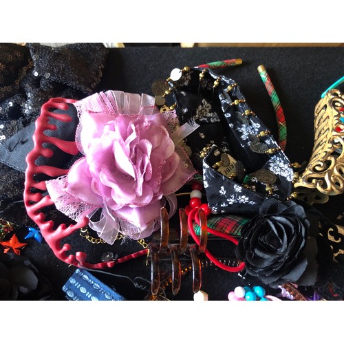 1879 - Costume Jewellery ref.023 - Selection of hair grips etc