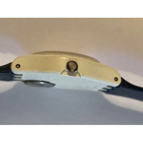 1905 - 1988 Newport Swatch S721 671 Swiss Watch. Requires a battery.