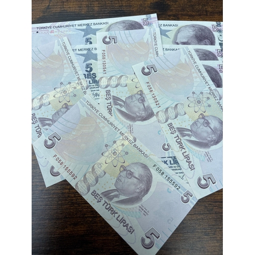 76 - Turkey Banknote Collection – 12 × 5 Lira (Crisp/Uncirculated) Group of 12 Turkish 5 Lira banknotes, ... 