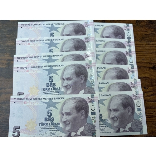 76 - Turkey Banknote Collection – 12 × 5 Lira (Crisp/Uncirculated) Group of 12 Turkish 5 Lira banknotes, ... 