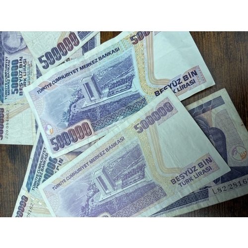 77 - Turkey Banknote Collection – 8 × 500,000 Lira Notes (Inflation Era) Group of 8 Turkish banknotes all... 