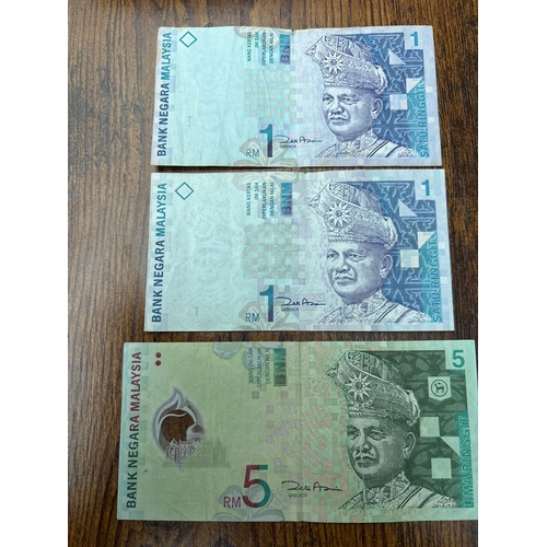 114 - Collection of Malaysia banknotes comprising 1 Ringgit (x4) and 5 Ringgit (x1). Includes modern Bank ... 
