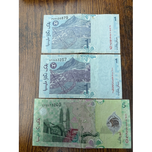 114 - Collection of Malaysia banknotes comprising 1 Ringgit (x4) and 5 Ringgit (x1). Includes modern Bank ... 