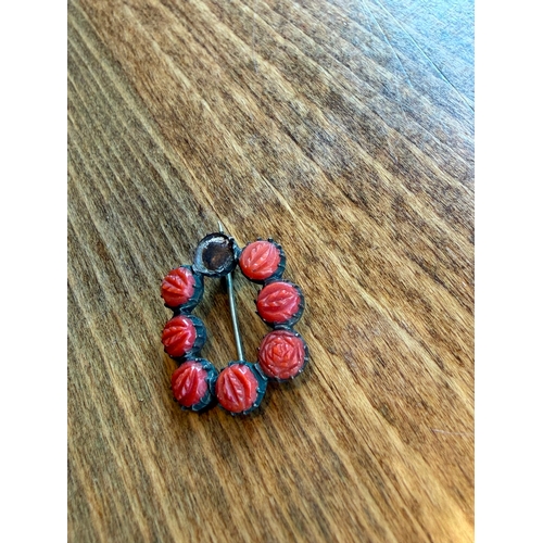 22 - A natural carved coral georgian brooch silver on gold one coral missing