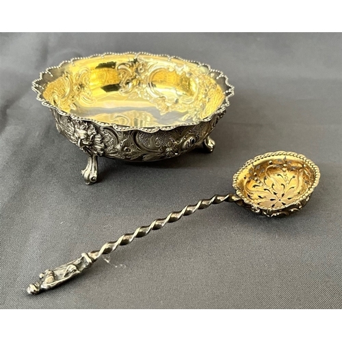 80 - VICTORIAN SUGAR BOWL & SPOON SET parcel gilded and cased in original presentation box.  Sugar bowl d... 