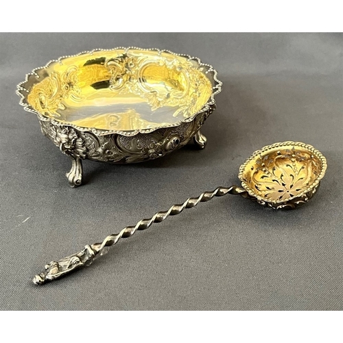 80 - VICTORIAN SUGAR BOWL & SPOON SET parcel gilded and cased in original presentation box.  Sugar bowl d... 