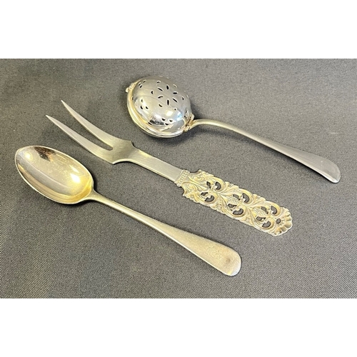 129 - VARIOUS ITEMS OF SILVER to include a tea strainer, hallmarked Birmingham 1922, a teaspoon with crest... 