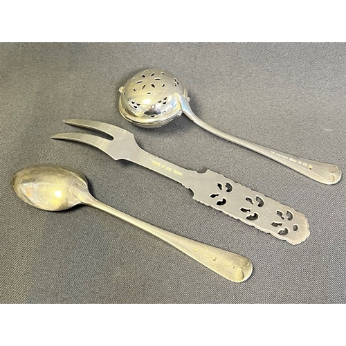 129 - VARIOUS ITEMS OF SILVER to include a tea strainer, hallmarked Birmingham 1922, a teaspoon with crest... 