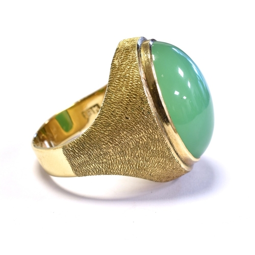 7 - 18CT GOLD & CHRYSOPRASE RING bezel set with a 18.5 x 14.7mm, oval chrysoprase cabochon stone, decora... 