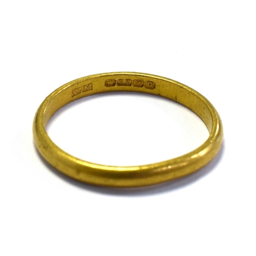 6 - 22CT GOLD PLAIN WEDDING BAND 2.4mm wide, ring size P, hallmarked 22 Birmingham 1940.  Weight 2.8 gra... 