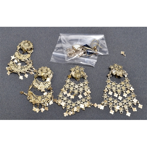 92 - VARIOUS ITEMS OF SILVER JEWELLERY to include intricate middle eastern drop earrings, silver gilt pea... 