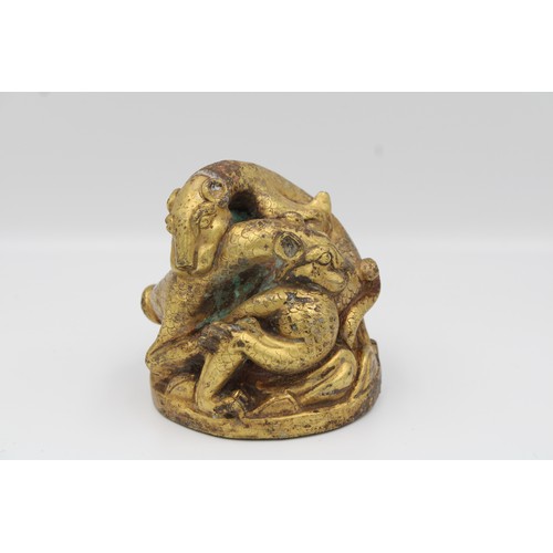 68 - Han style bronze weight Qing dynasty, of two fighting animals well decorated.

Diameter 7cm