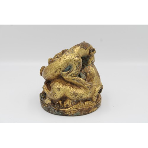 68 - Han style bronze weight Qing dynasty, of two fighting animals well decorated.

Diameter 7cm