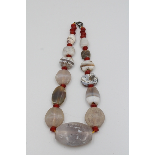 280 - Ancient White and orange agate necklace with a clasp.

Roughly measures 20cm