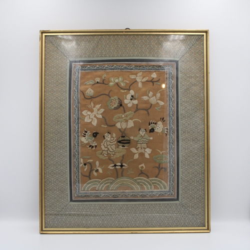 77 - Antique Chinese framed silk embroidery.

34 x 41cm