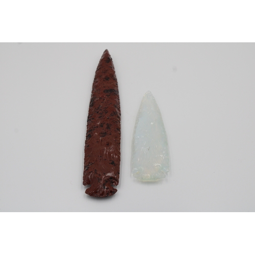 290 - A pair of arrowheads made of hard stone, with the longest one measuring 27.5cm and the smaller one m... 