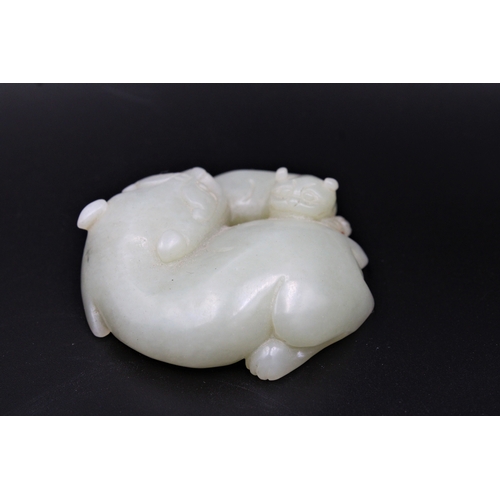 36 - An exquisite Chinese jade sculpture, dating to the esteemed Qing Dynasty (18th or 19th century), cap... 