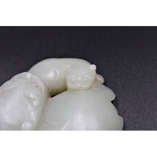 36 - An exquisite Chinese jade sculpture, dating to the esteemed Qing Dynasty (18th or 19th century), cap... 