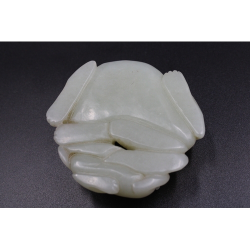 36 - An exquisite Chinese jade sculpture, dating to the esteemed Qing Dynasty (18th or 19th century), cap... 