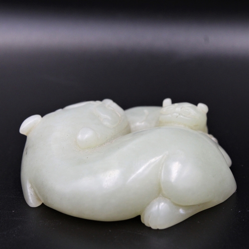 36 - An exquisite Chinese jade sculpture, dating to the esteemed Qing Dynasty (18th or 19th century), cap... 